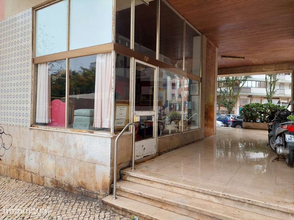 Loja em Algés com montra e luz natural, ideal para o seu negócio. - Grande imagem: 5/24