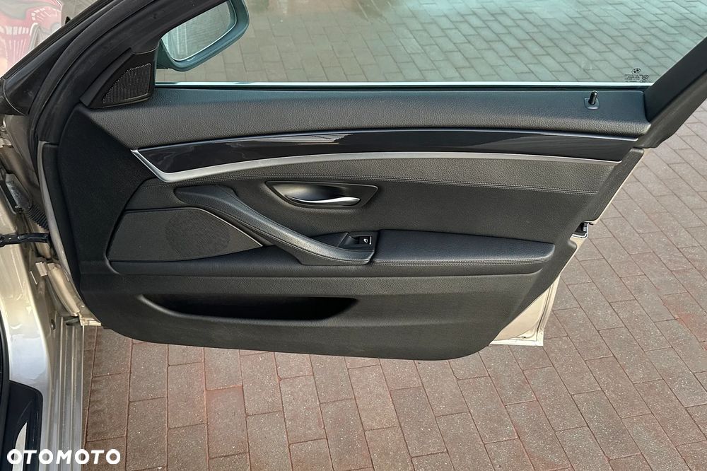 BMW Seria 5 525d xDrive Sport-Aut - 35