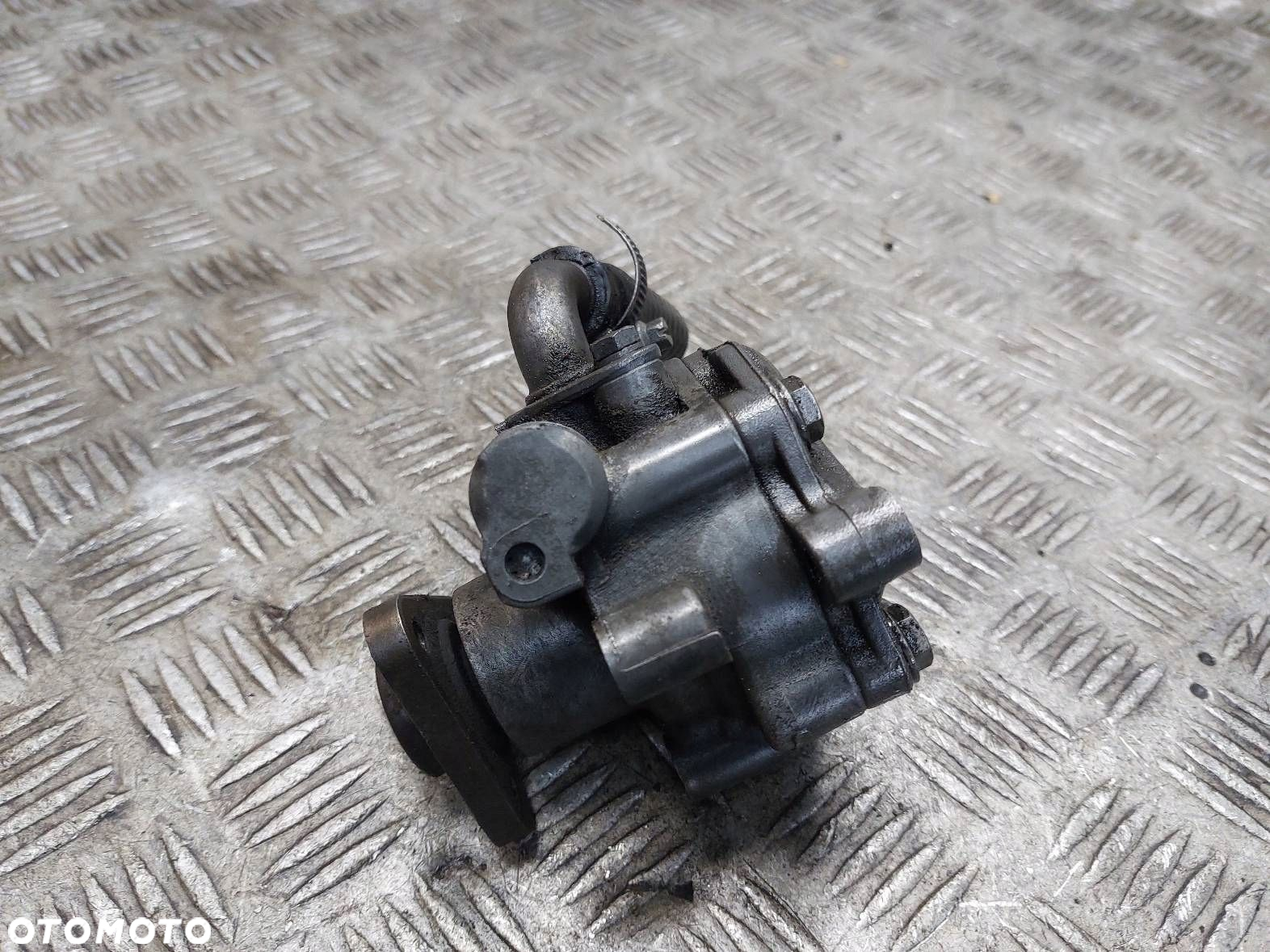 POMPA WSPOMAGANIA VOLKSWAGEN PASSAT B5 8D0145177Q 110 BAR KYB - 3