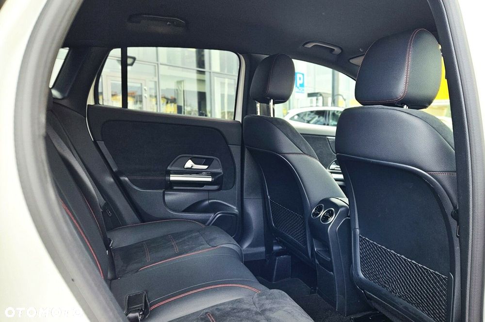 Mercedes-Benz GLA - 12