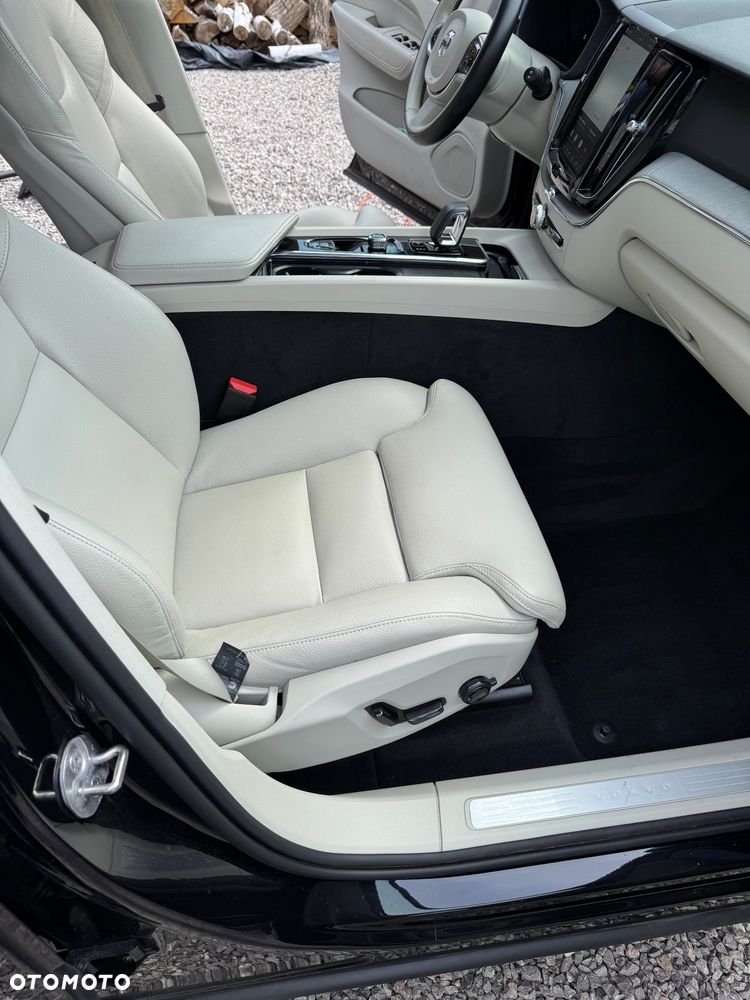 Volvo XC 60 B4 D AWD Plus Dark - 17