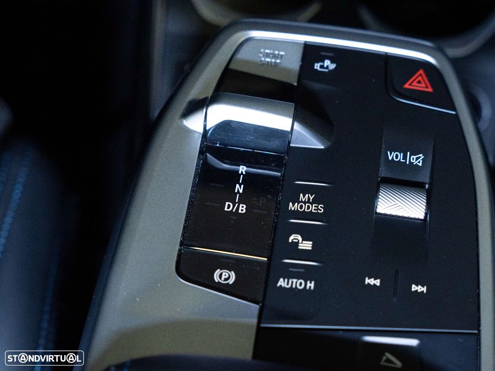 BMW iX1 eDrive20 Pack Desportivo M - 14