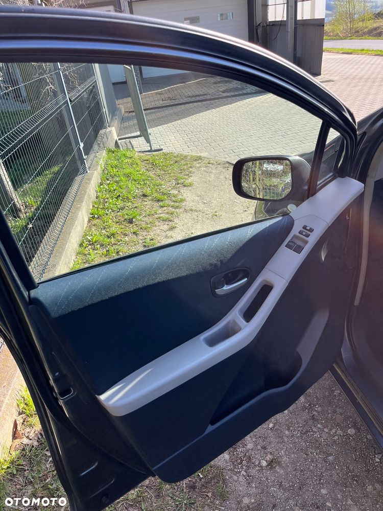 Toyota Yaris 1.3 - 4