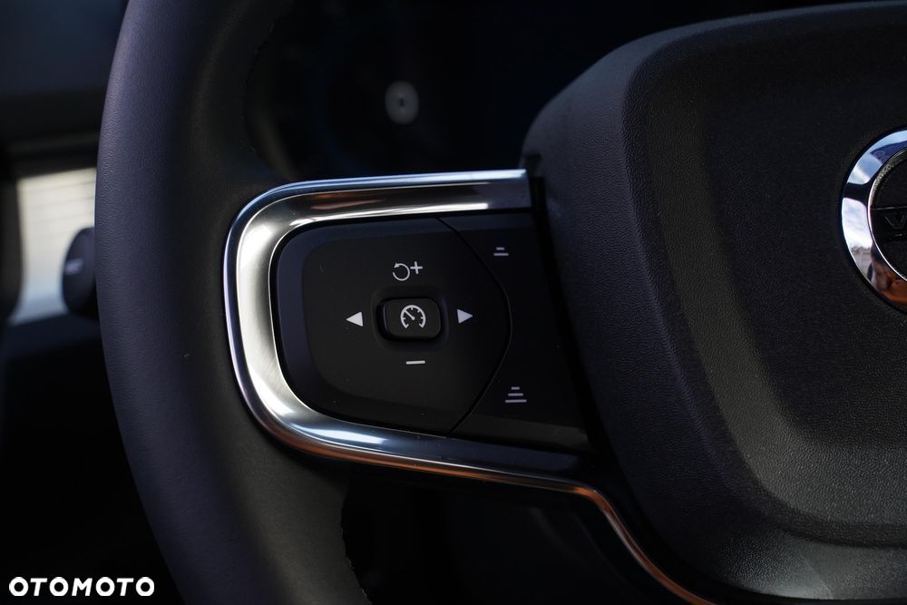 Volvo XC 40 B3 Plus Dark - 17