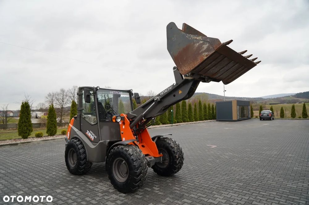 Hitachi ZW95 / ŁADOWARKA KOŁOWA / 2020 R / WIDŁY DO PALET - 9