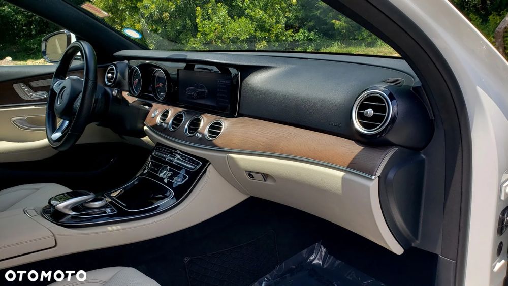 Mercedes-Benz Klasa E 300 9G-TRONIC - 28
