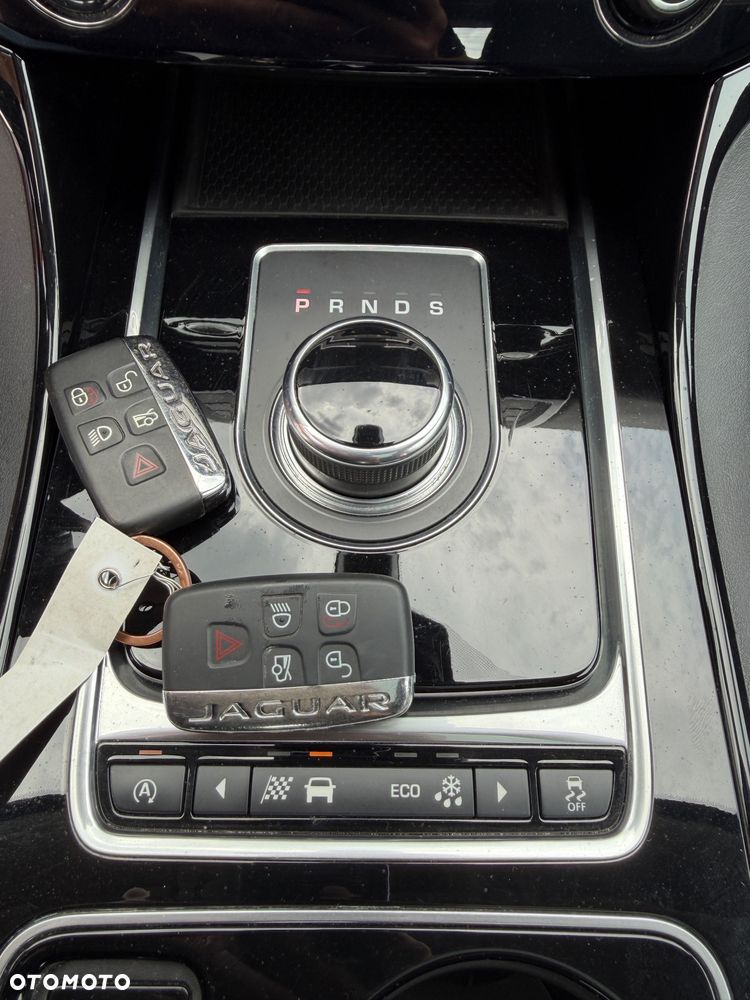 Jaguar XE 20t Prestige - 30