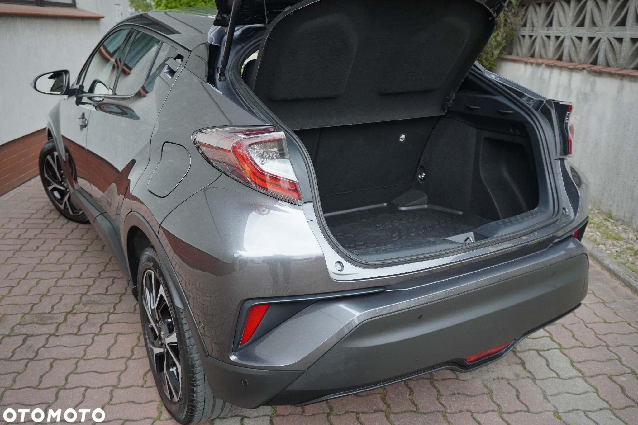 Toyota C-HR 1.8 Hybrid Team Deutschland - 16