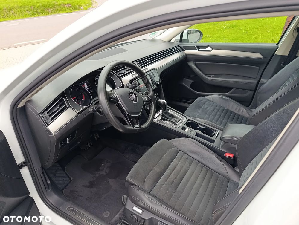Volkswagen Passat 2.0 TDI SCR 4Motion DSG Elegance - 12