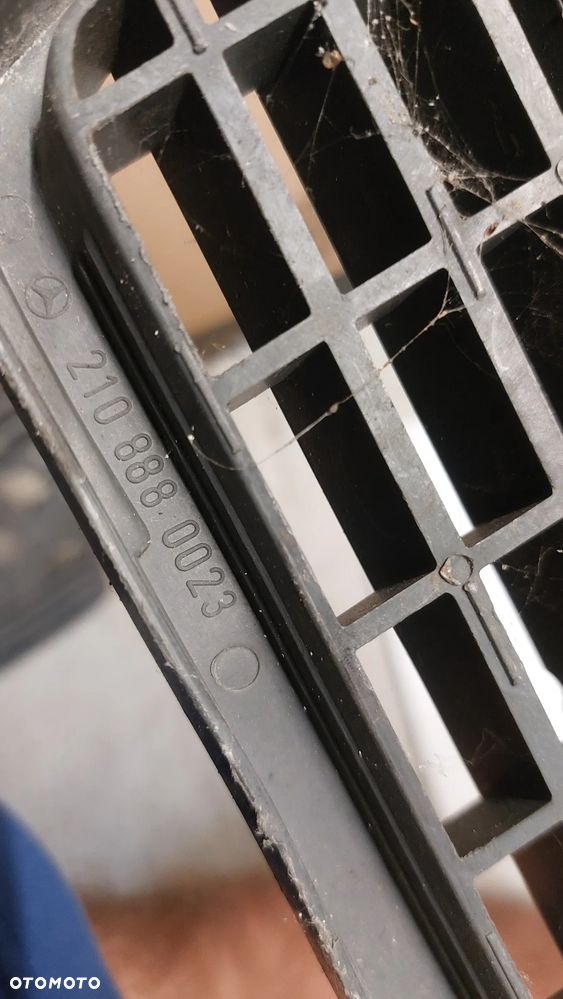 GRILL ATRAPA MERCEDES E W210 SLASK WYSYLKA - 2