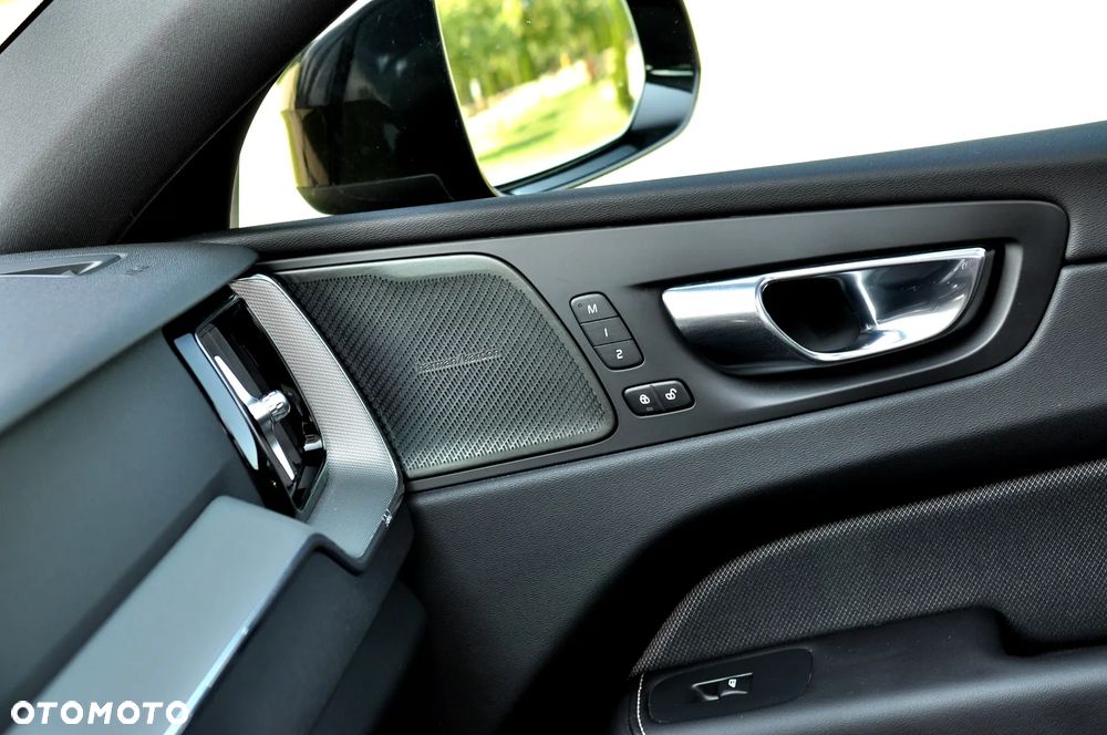 Volvo XC 60 B4 D Ultimate Dark - 29