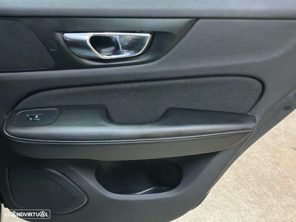 Volvo V60 2.0 B4 Momentum Plus Geartronic - 25