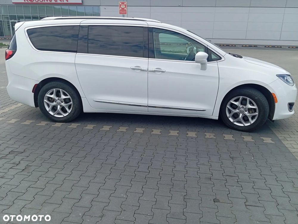 Chrysler Pacifica - 11