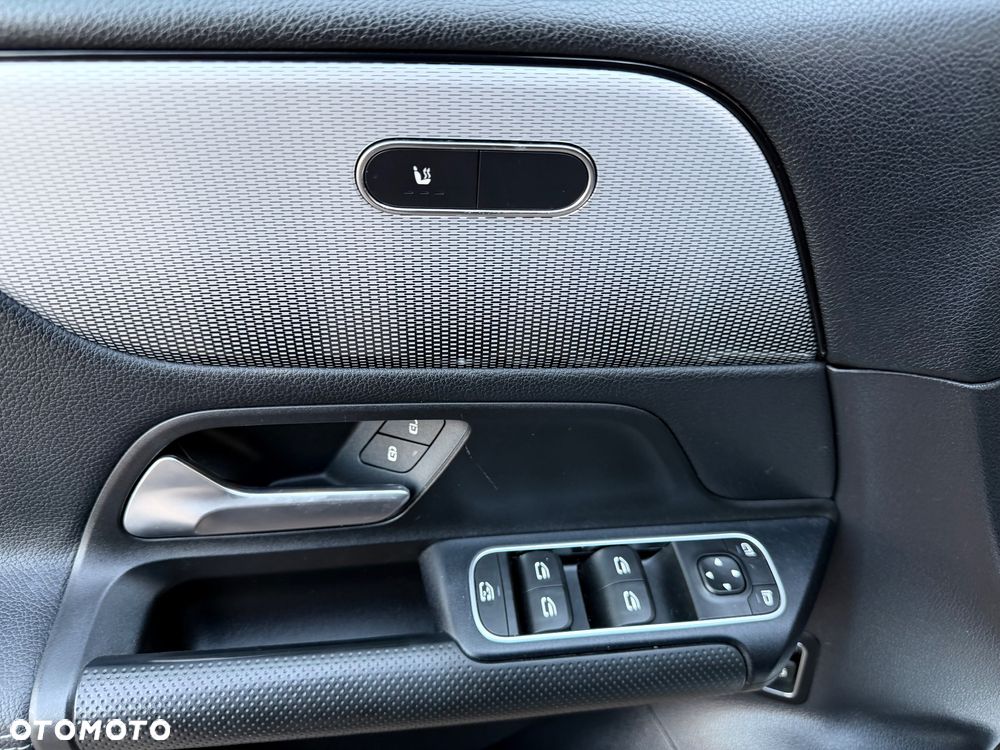 Mercedes-Benz Klasa B 180 7G-DCT Progressive - 31