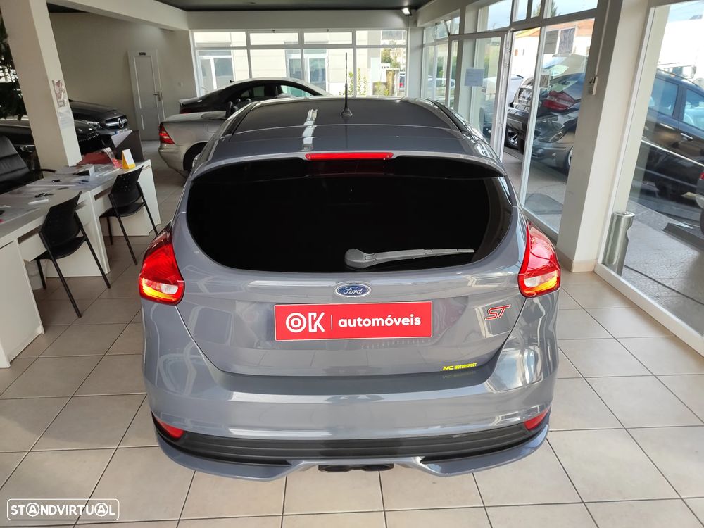 Ford Focus 2.0 EcoBoost ST c/ Pack Pele Desportiva - 11