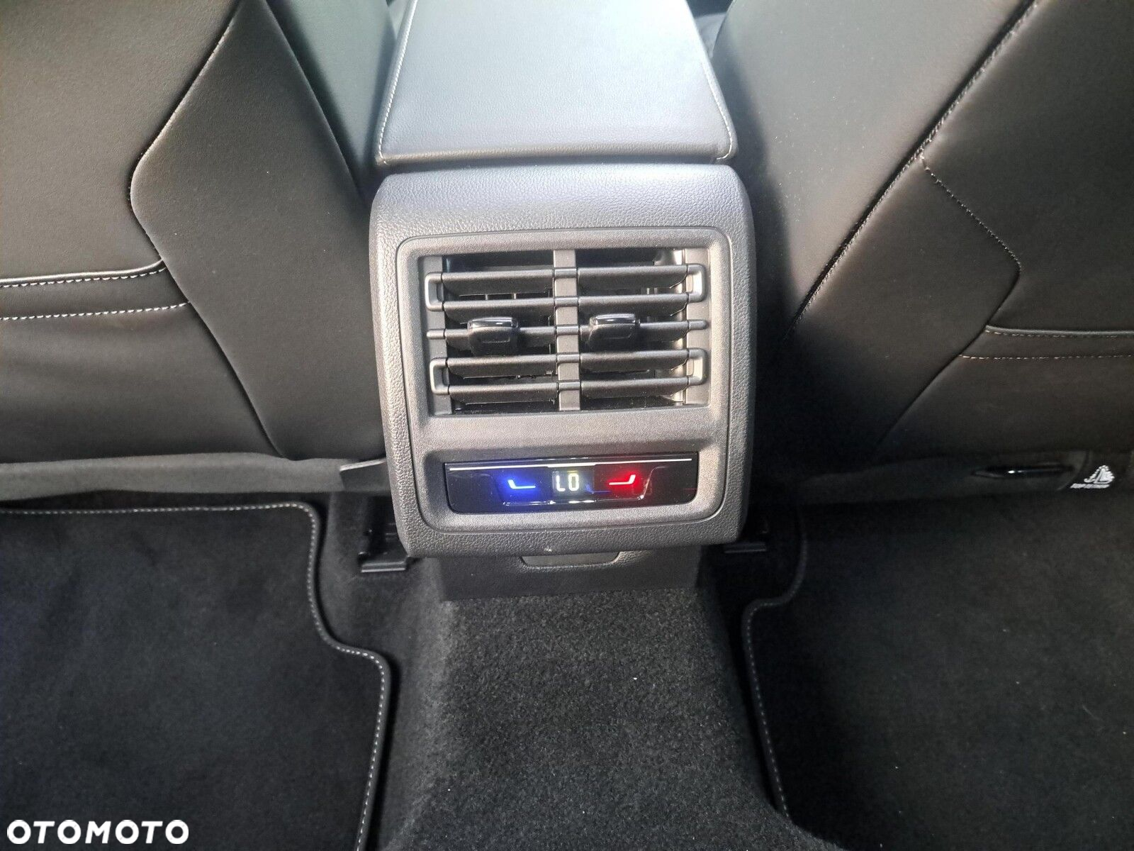 Volkswagen Golf VIII 1.5 eTSI mHEV R-Line Plus DSG - 36
