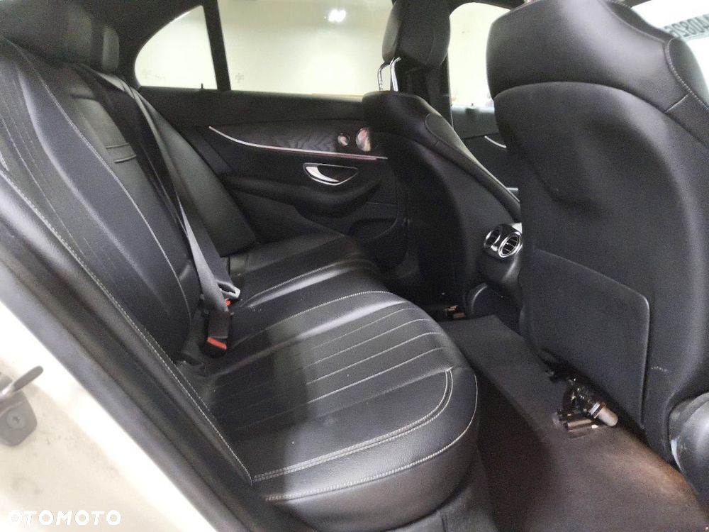 Mercedes-Benz Klasa E 300 9G-TRONIC - 9