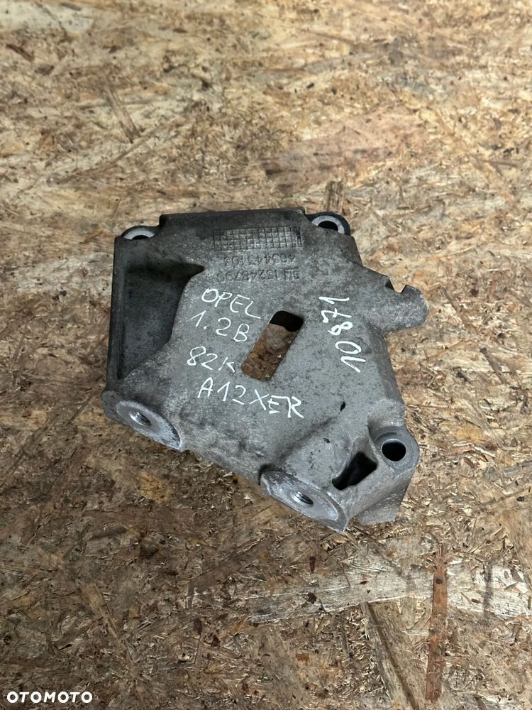 ŁAPA SILNIKA OPEL CORSA D 1.2 B 13248790 - 1