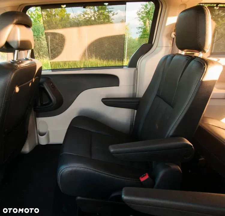 Chrysler Town & Country - 12