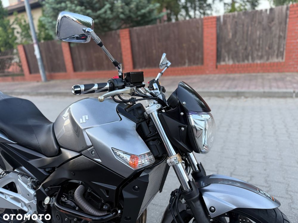 Suzuki GSR - 4