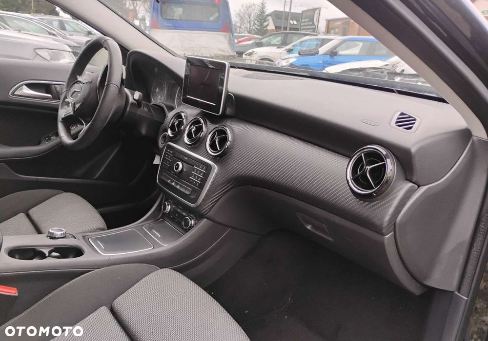 Mercedes-Benz GLA - 16