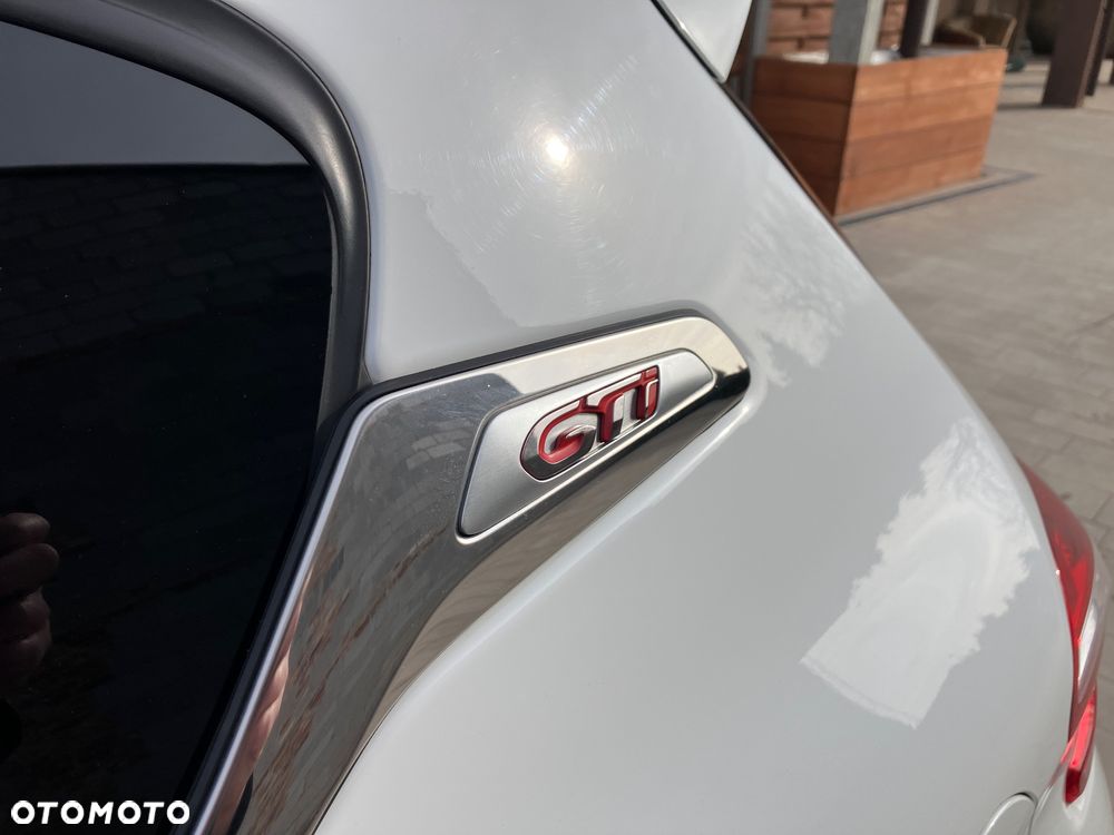 Peugeot 208 1.6 THP GTi - 12