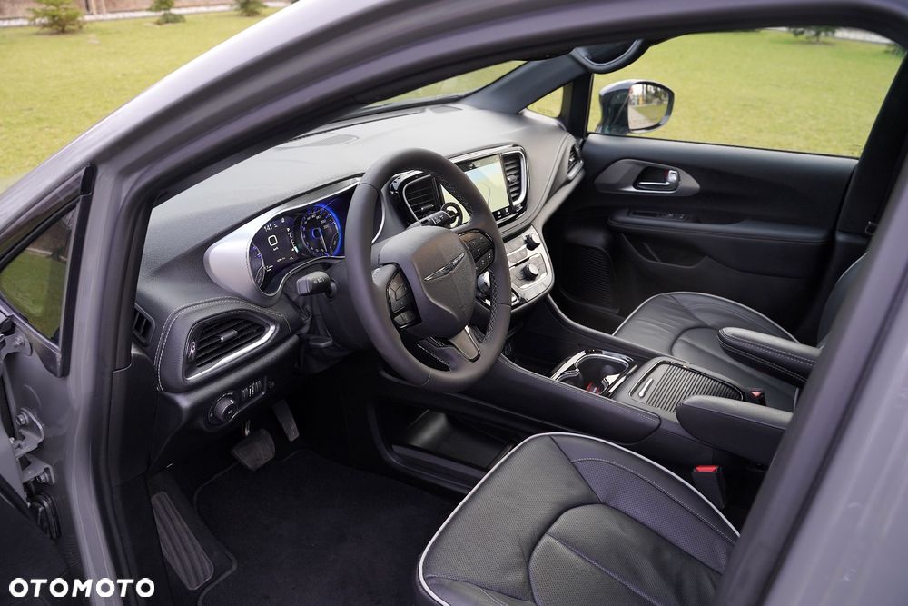 Chrysler Pacifica - 35