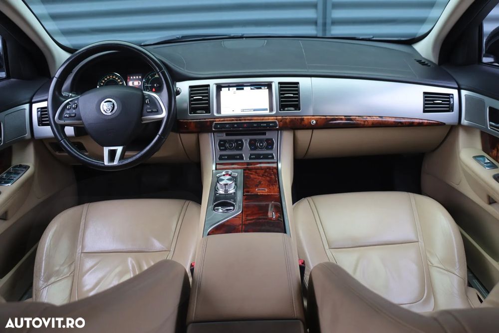 Jaguar XF 2.2D Portfolio - 18