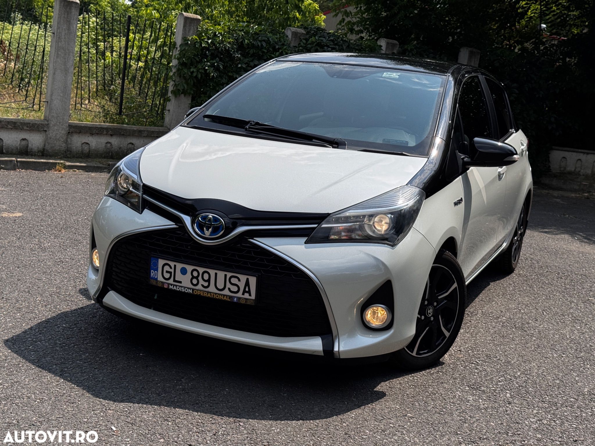 Toyota Yaris 1.5 VVT-i HSD Bi-Tone W&B - 1