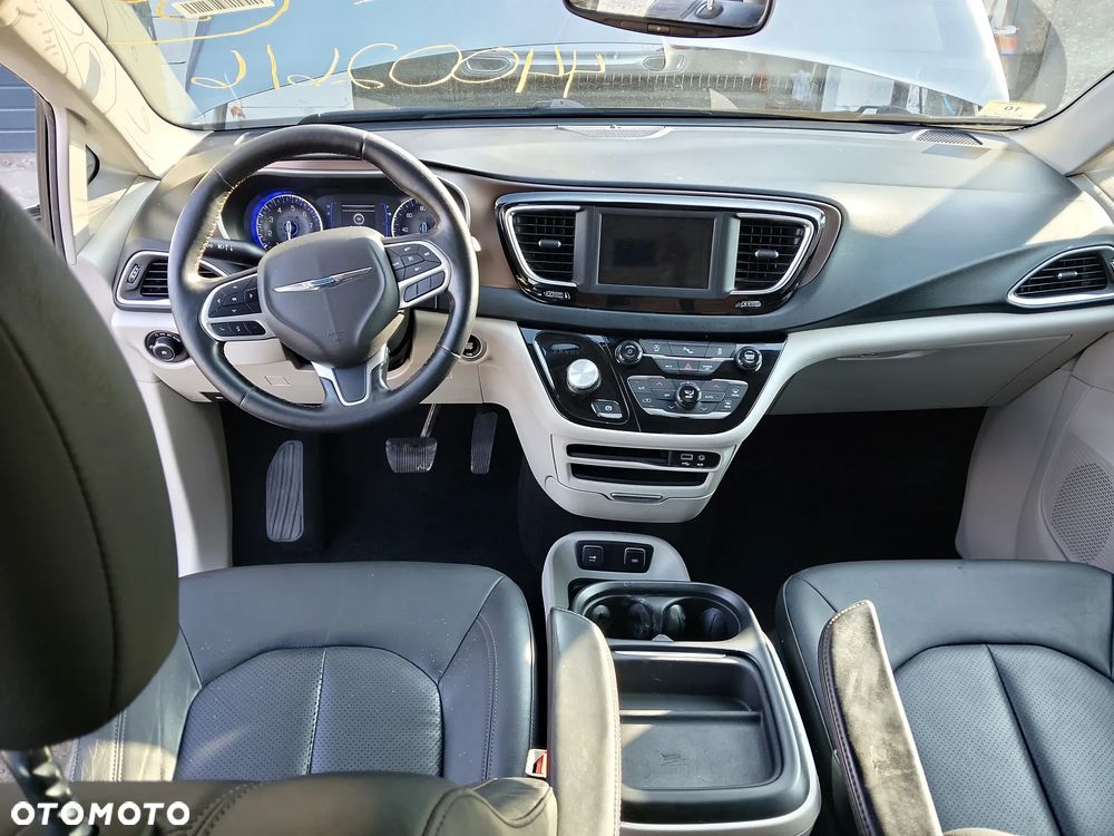 Chrysler Pacifica - 8