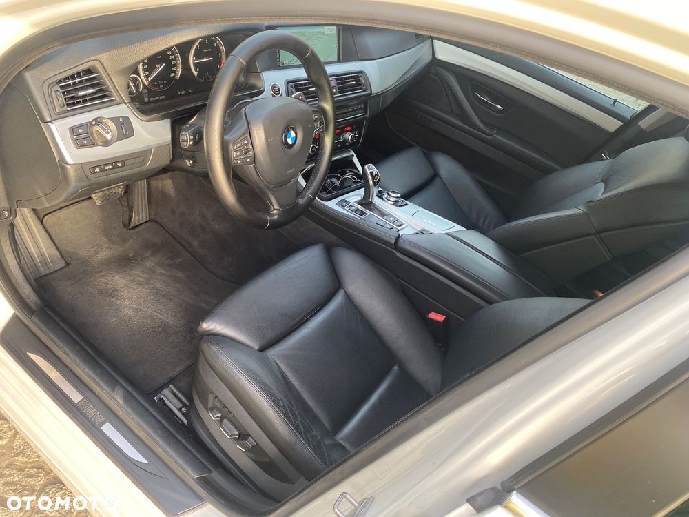 BMW Seria 5 525d xDrive Sport-Aut - 11