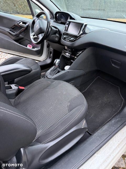 Peugeot 208 - 5