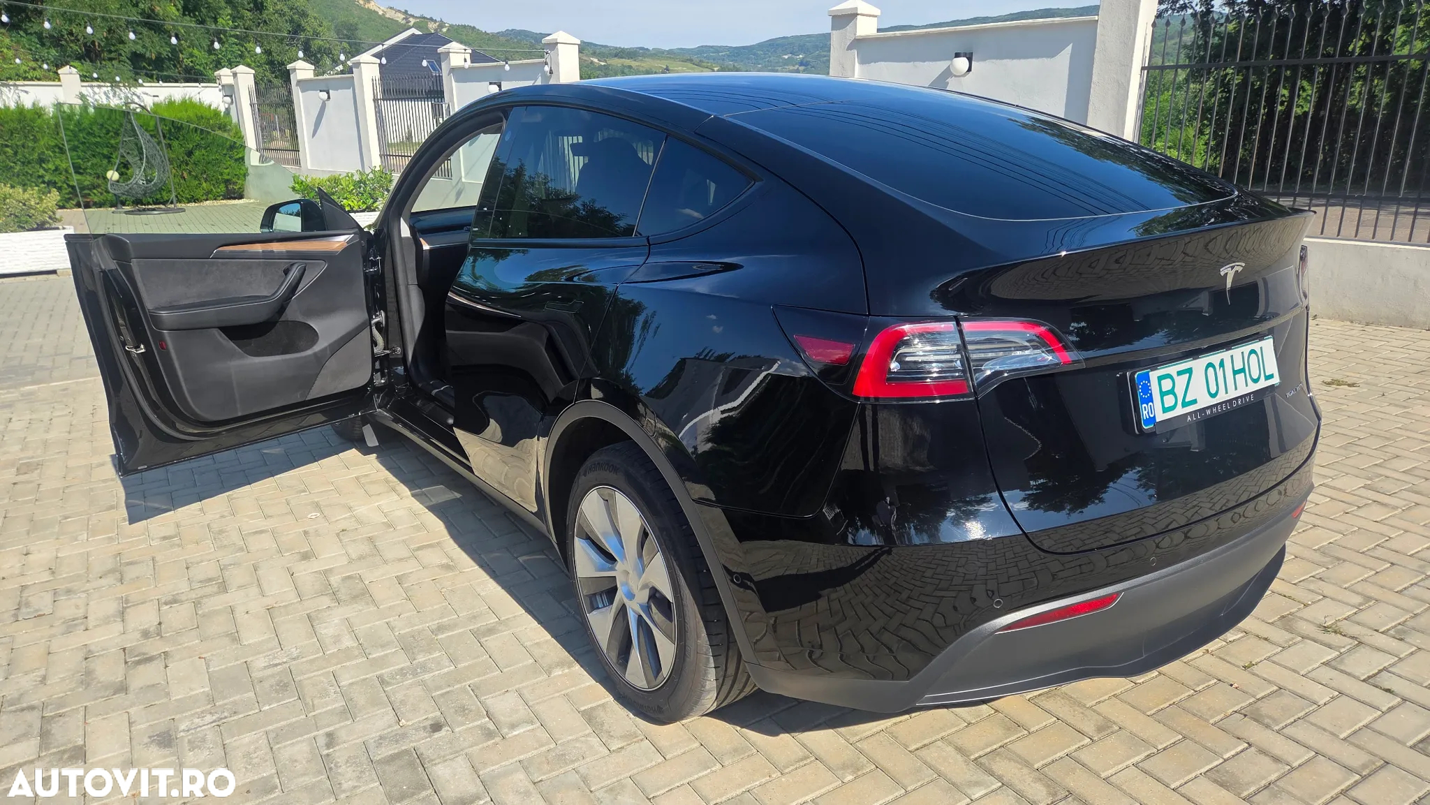 Tesla Model Y Long Range Dual Motor AWD - 5