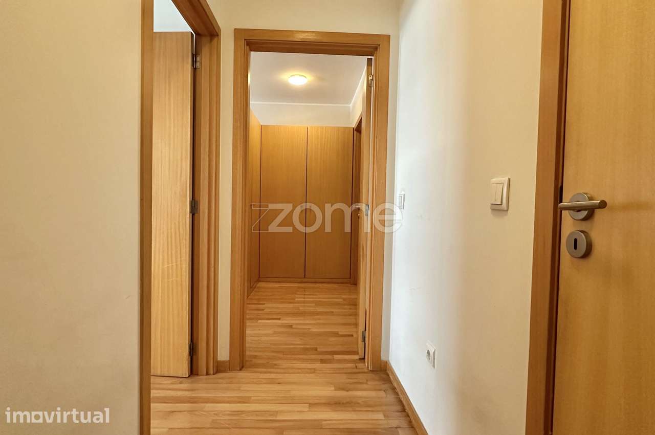 T2 com Suite, Varanda, Estacionamento e Arrumos | Moreira, Maia - Grande imagem: 4/23
