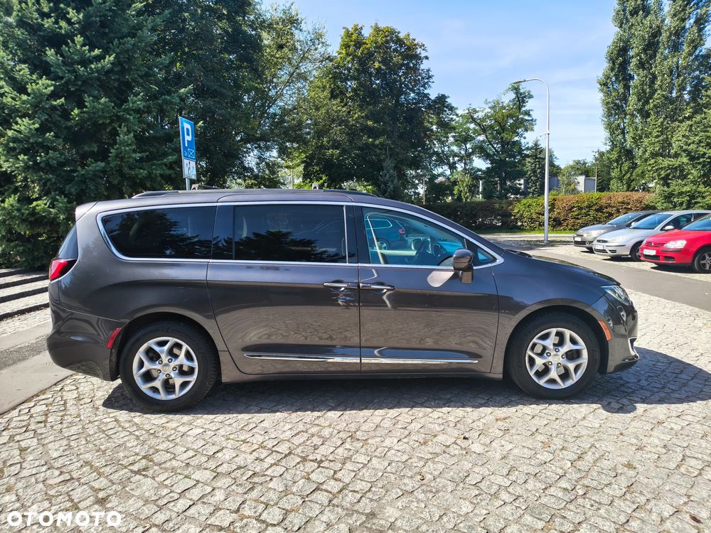 Chrysler Pacifica - 5