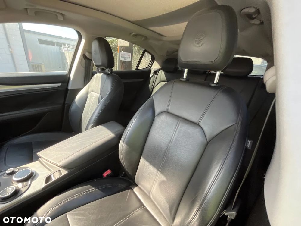 Alfa Romeo Stelvio - 13