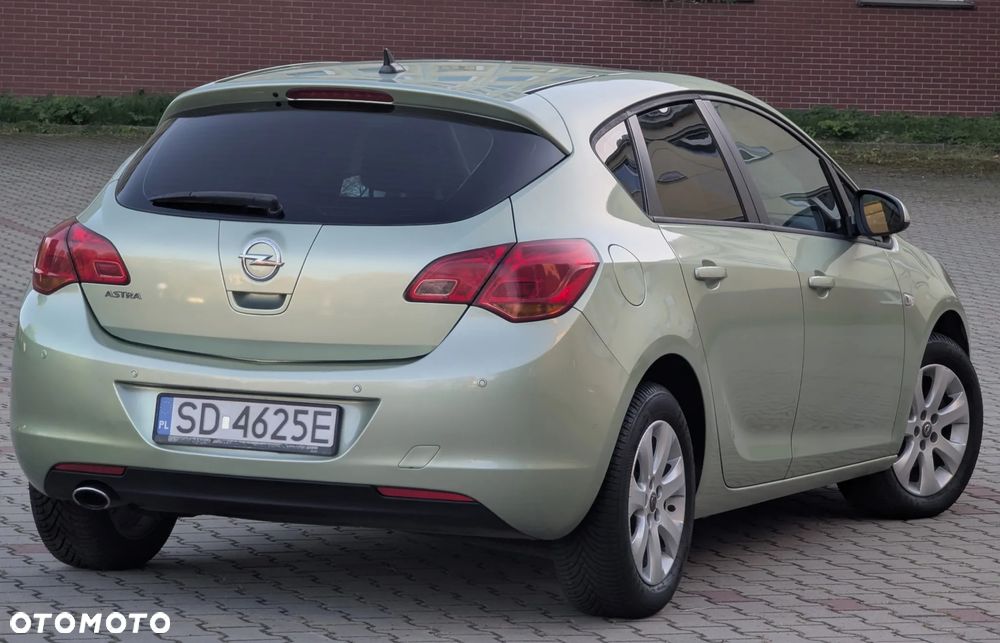 Opel Astra 2011 photo 4