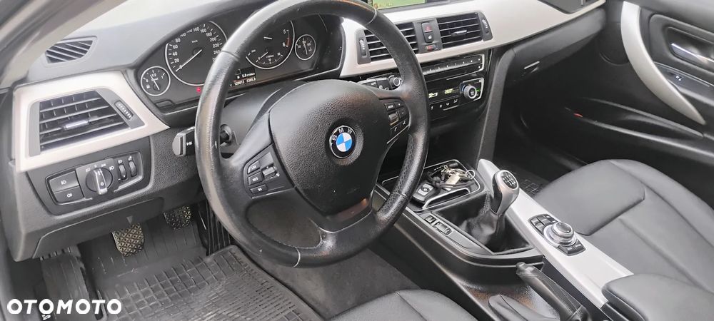 BMW Seria 3 318d Sport Line - 12