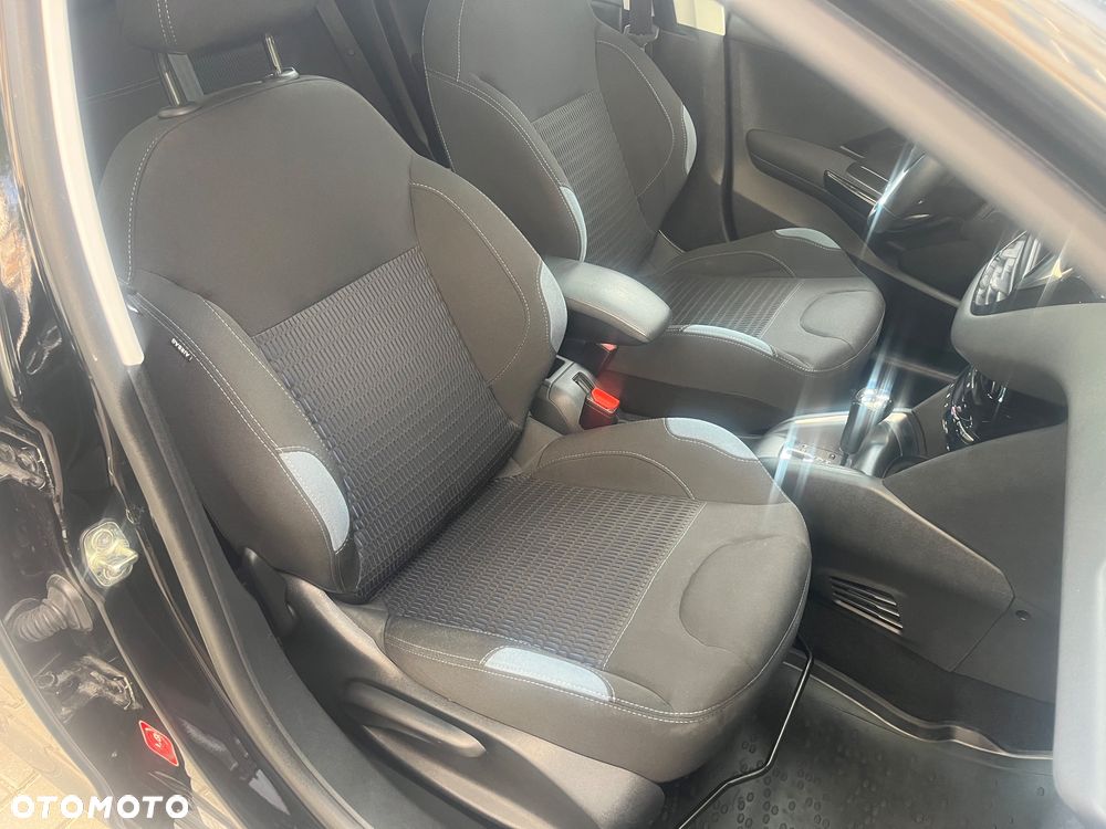 Peugeot 208 - 8