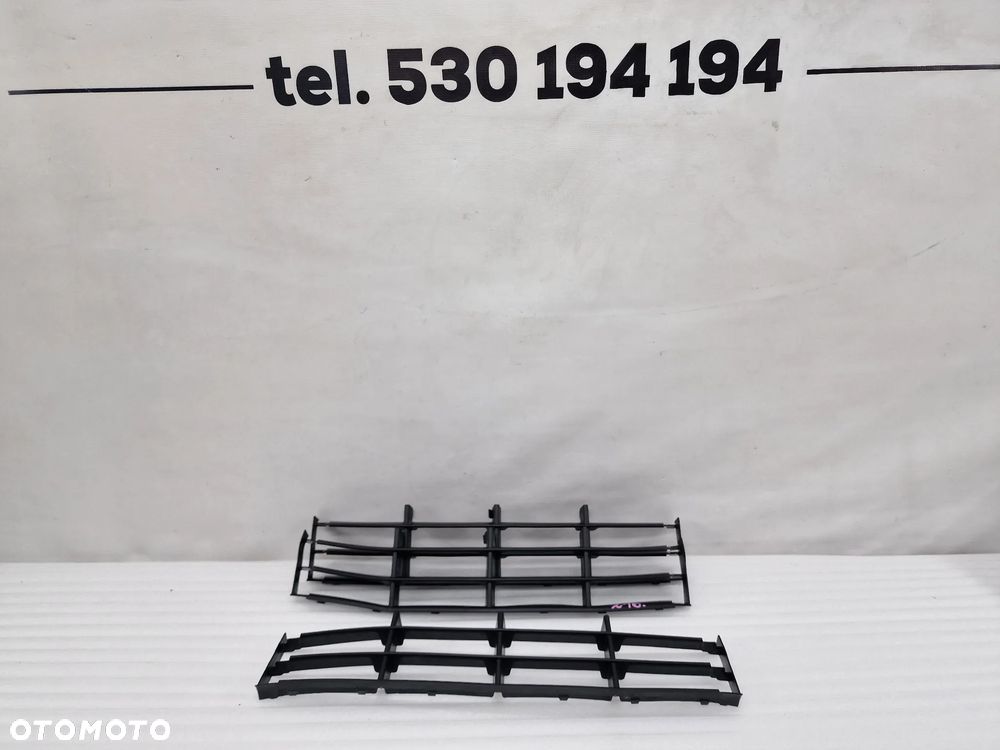 SKODA FABIA II LIFT / ROOMSTER 09- KRATKA ŚRODKOWA ZDERZAKA PRZEDNIEGO , NR 5J0853677A , NR AUKCJI K216 - 1