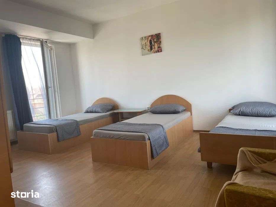 Apartament cu 3 camere, 70 mp, decomandat, etaj intermediar, parcare — fotografia 3