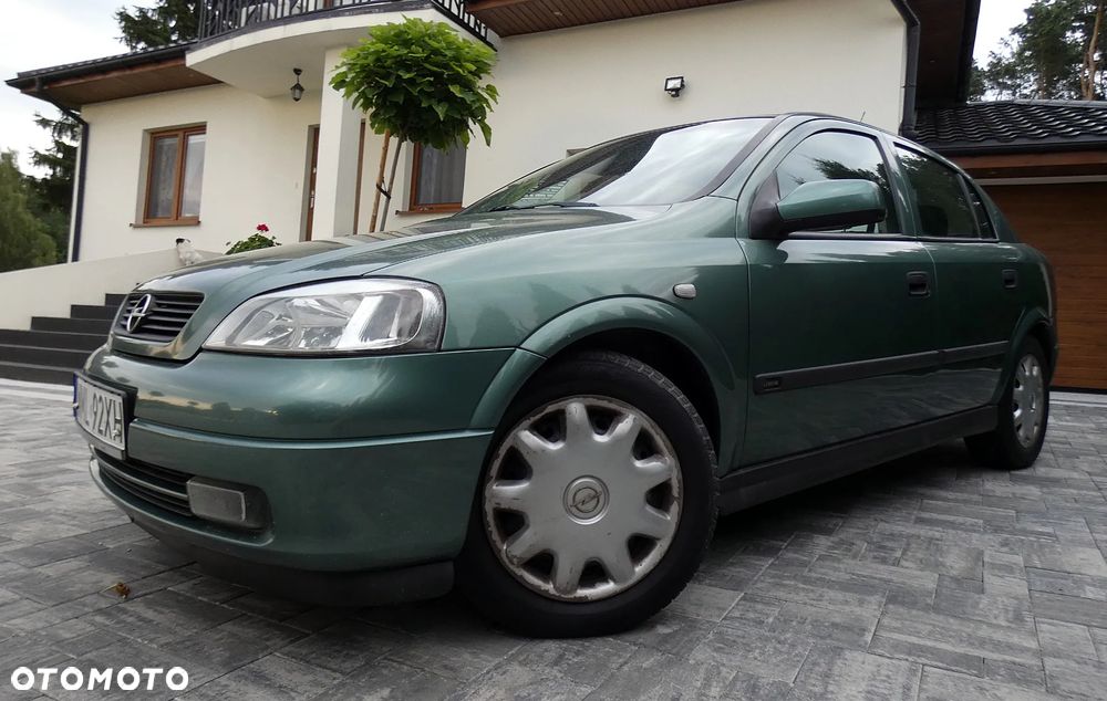 Opel Astra 1.6 Sportive - 25