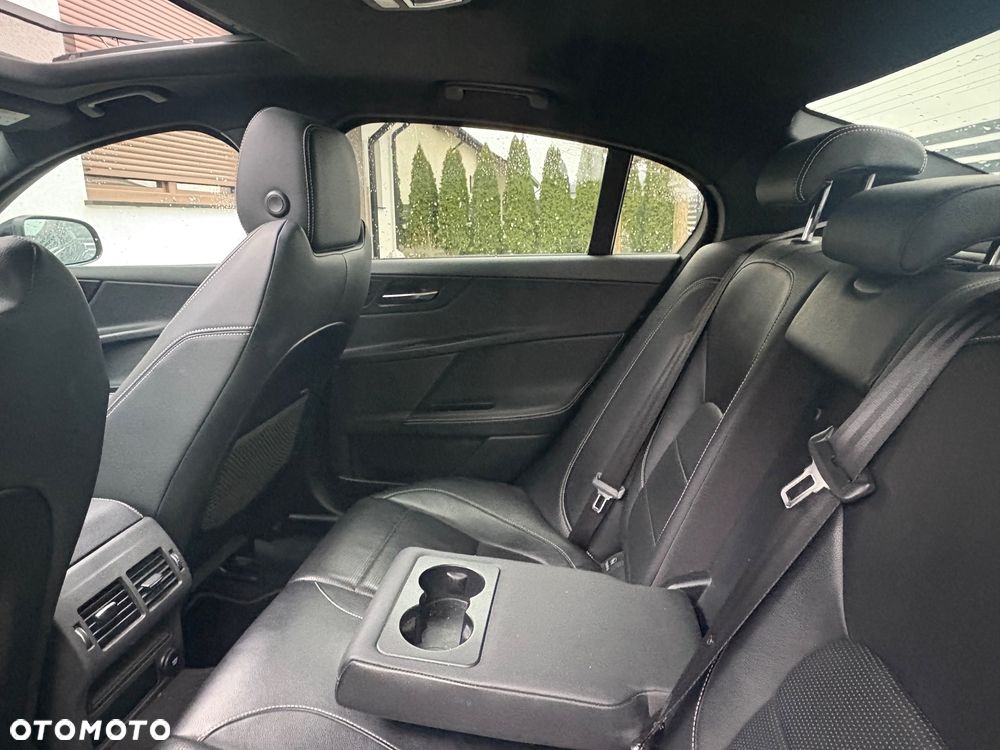 Jaguar XE 25t R-Sport - 31