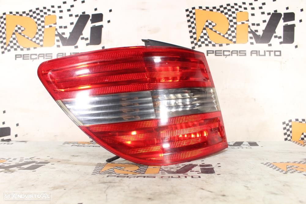 Farolim Esquerdo Mercedes-Benz B-Class (W245)  A16982025064 / Chassi C - 7