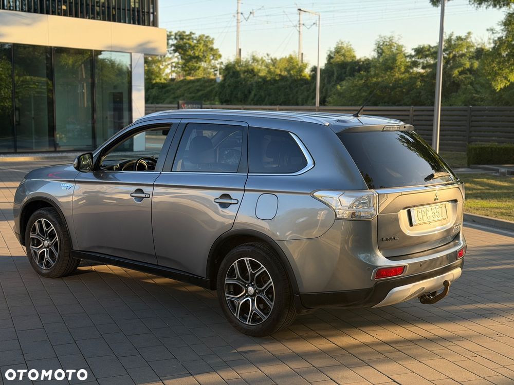 Mitsubishi Outlander Instyle NAVI + - 7