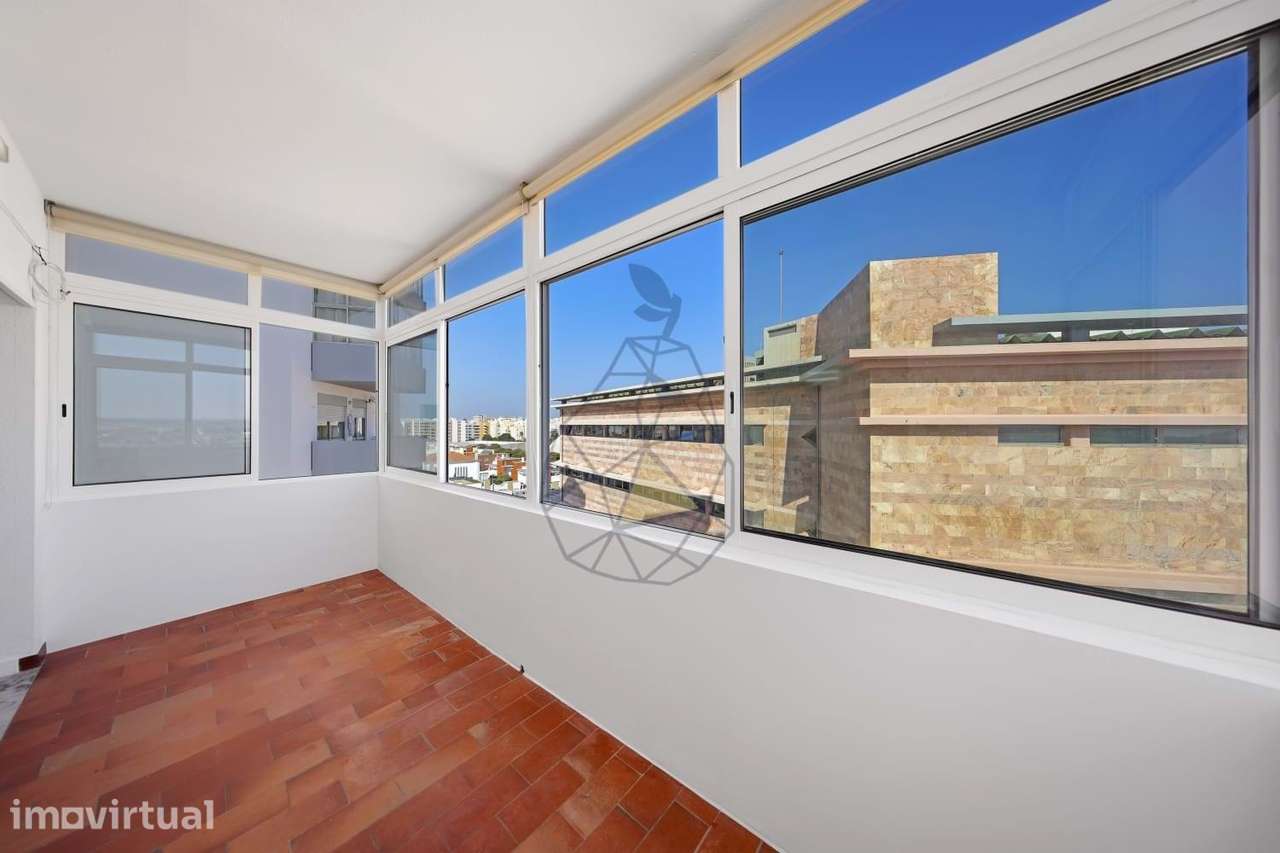 Fantástico apartamento T2+1 renovado, espaçoso e luminoso junto á Ribe - Grande imagem: 4/46