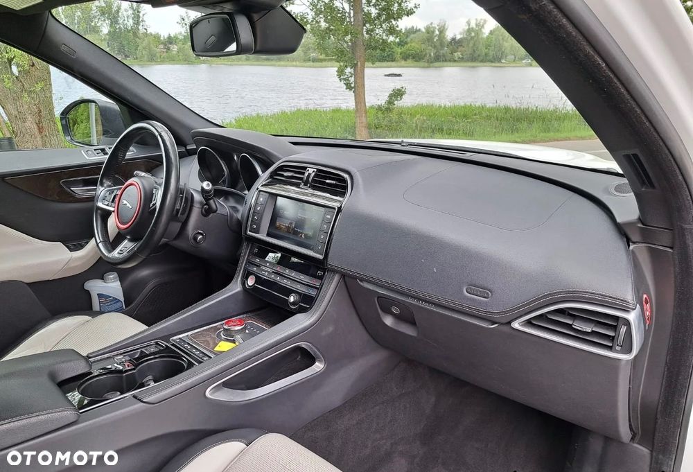 Jaguar F-Pace - 12