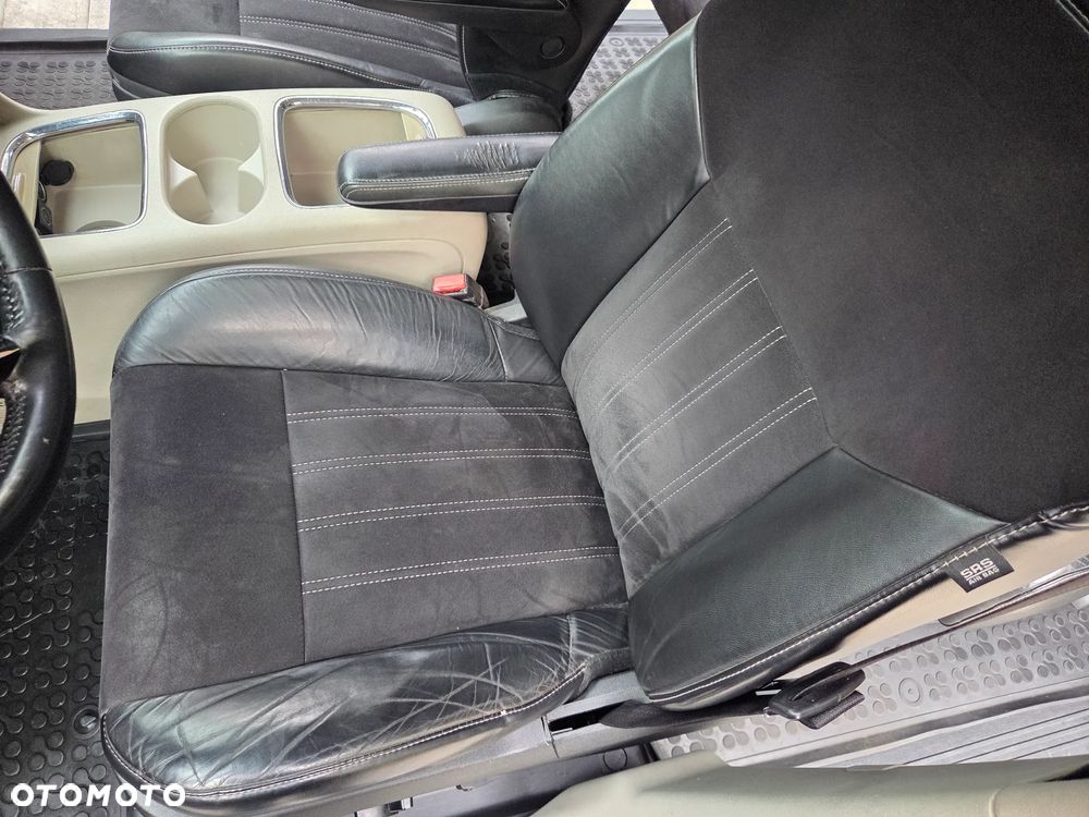 Chrysler Town & Country - 25