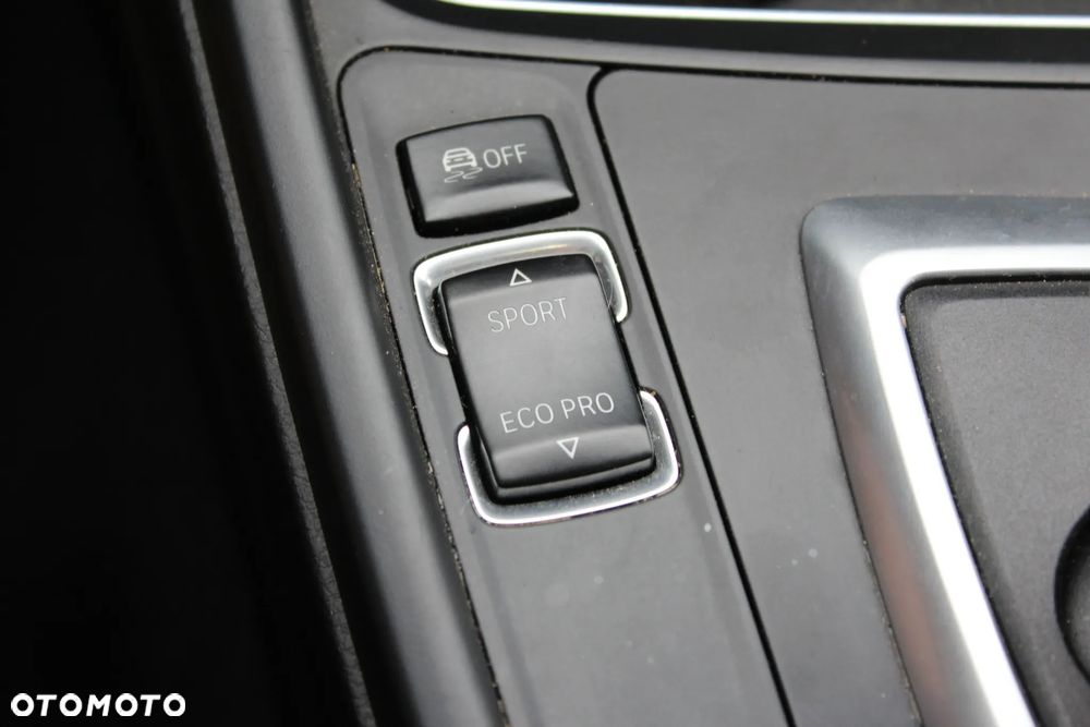 BMW Seria 3 320i Sport-Aut - 32
