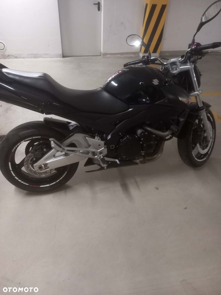 Suzuki GSR - 9